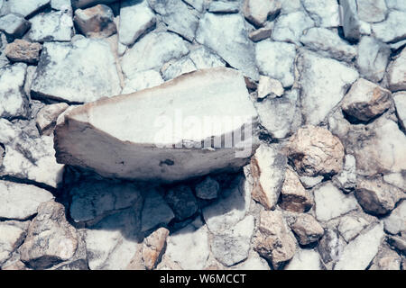 Sfondo di pietra bianca battuta sulla parete rocciosa Foto Stock