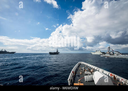 L'equipaggio di Guardacoste Stratton procede alla loro posizione assegnata in formazione con altre navi militari che partecipano a Talisman Sabre 2019 nel Mare di corallo Luglio 11, 2019. Talisman Sabre è un esercizio biennale progettato per migliorare NEGLI STATI UNITI Australia e combattere la formazione, la disponibilità e l'interoperabilità. (U.S. Coast Guard foto di Sottufficiali di seconda classe Jasmine Mieszala) Foto Stock