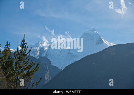 LLanganuco Mountain Lodge,alta sopra la città di Yungay,Cordillera Blanca Negra, Parco Nazionale del Huascaran (UNESCO)del Perù settentrionale,America del Sud Foto Stock