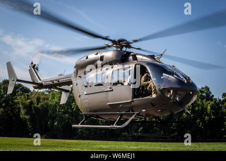 Un U.S. Esercito UH-72A Lakota elicottero con l'1-224th protezione e supporto di battaglione, New Jersey Esercito Nazionale Guardia, decolla presso il New Jersey Dipartimento di militari e Veterans Affairs, Lawrenceville, N.J., 1 Agosto, 2019. Durante il volo, Hakia Çako, direttore generale della Direzione generale delle emergenze civili del ministero della Difesa, Repubblica di Albania, sarà familiarizzarsi con l'elicottero le capacità e le attrezzature che possono essere impiegati nel corso di calamità naturali o provocate dall'uomo. Nel 2001 la Repubblica di Albania hanno firmato un affari bilaterali di accordo con gli Stati Uniti Dipartimento di difesa e di nuovo Foto Stock