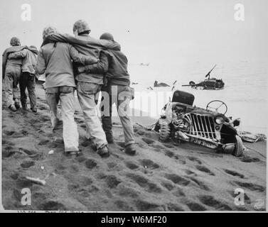 Hanno fatto la loro parte. Feriti Marines sono aiutati ad una stazione di aiuti da parte della Marina corpsmen e Marine ferito a piedi. Iwo Jima, circa Febbraio/marzo 1945.; Note Generali: Utilizzo di guerra e di conflitto numero 908 quando si ordina una riproduzione o la richiesta di informazioni su questa immagine. Foto Stock