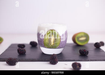 Black pudding di Chia con blackberry e kiwi Foto Stock