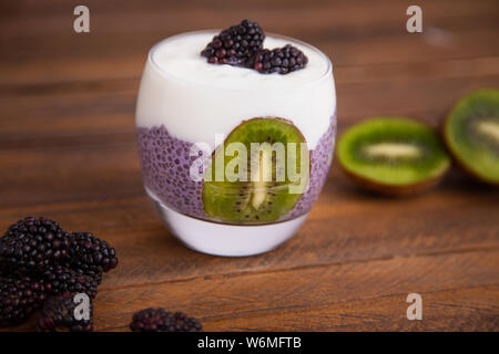 Black pudding di Chia con blackberry e kiwi Foto Stock