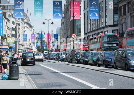 I taxi in coda su un molto congestionato westbound sezione di Strand, Londra, Regno Unito Foto Stock