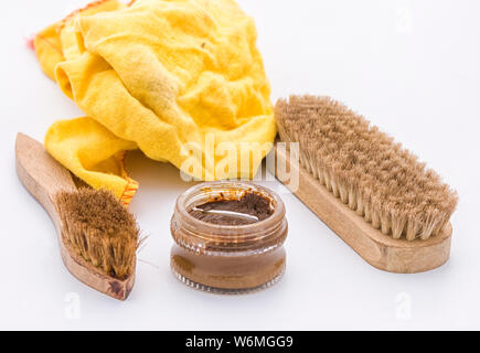 Shoe Polish con spazzole in marrone e panno giallo Foto Stock