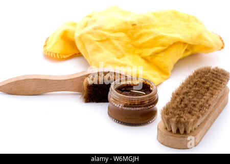 Shoe Polish con spazzole in marrone e panno giallo Foto Stock