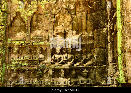 Una delle molte opere dello scultore punteggiato tutto il vasto complesso di Angkor, vecchie di secoli, qui in Cambogia Foto Stock