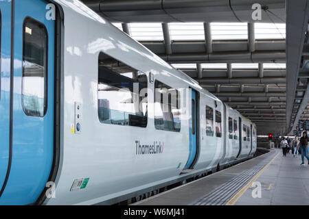 Close-up di una rete ferrovia treno ThamesLink carrello a Cannon Street Station di Londra, Regno Unito Foto Stock