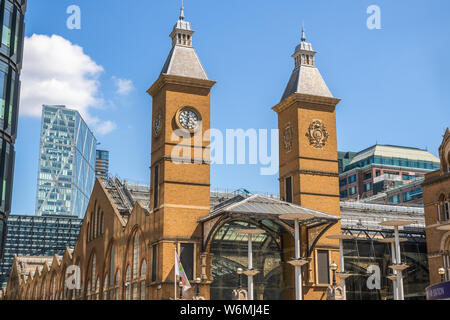 London, Regno Unito - 16 Luglio 2019 - entrata sud la facciata della stazione di Liverpool Street Foto Stock