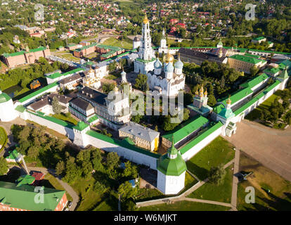 Vista aerea del complesso architettonico del Lavra della Trinità di San Sergio in città russa di Sergiev Posad Foto Stock