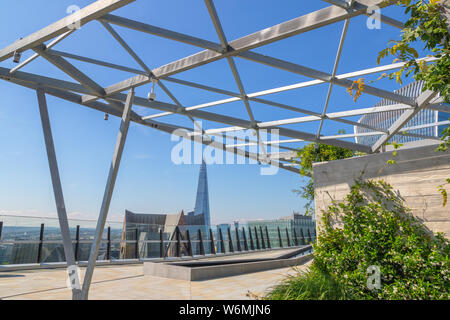 Paesaggio urbano compreso il Coccio visto dal giardino a 120, un giardino sul tetto nella città di Londra Foto Stock