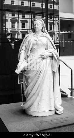 Statua marbale della regina Victoria, all'Imperial College, South Kensington, Londra SW7. Foto Stock