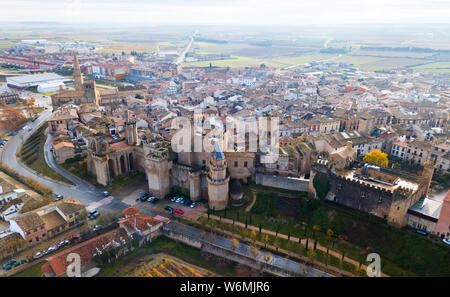 Vista aerea di Olite cityscape con antico palazzo fortificato dei Re di Navarra, Spagna Foto Stock