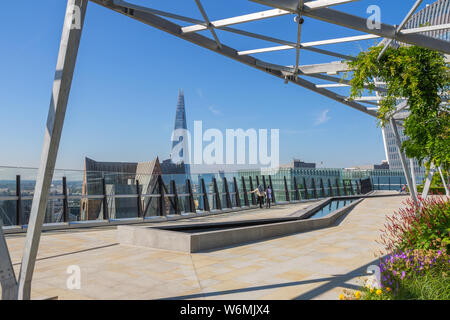 London, Regno Unito - 16 Luglio 2019 - Cityscape visto dal giardino a 120, un giardino sul tetto nella città di Londra Foto Stock