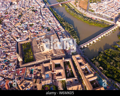 Antenna vista panoramica della moderna Cordoba cityscape sulle rive del fiume Guadalquivir con pedonale antico ponte romano e la moschea-cattedrale, Spagna Foto Stock