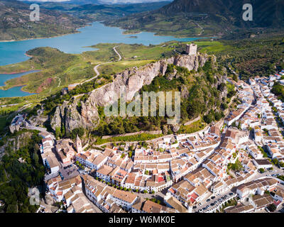 Vista aerea di Zahara de la Sierra città con castello fortificato sulla collina rocciosa sullo sfondo Foto Stock