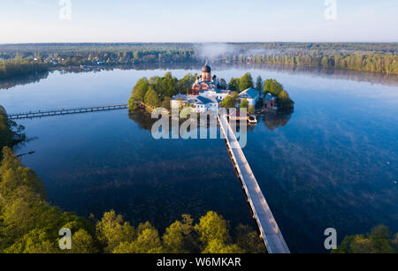 Paesaggio panoramico con santo Vvedensky isola monastero situato sull isola nel mezzo del lago Vvedensky vicino Pokrov, Russia Foto Stock