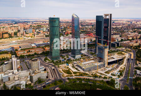 Vista aerea di grattacieli aziendali Cuatro Torres a Madrid Foto Stock