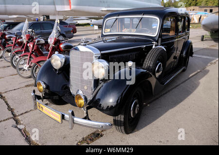 Vecchia auto Mercedes Benz, modello anno 1938, parcheggiata. Festival vecchia auto di terra. Maggio 12, 2019. A KIEV, UCRAINA Foto Stock