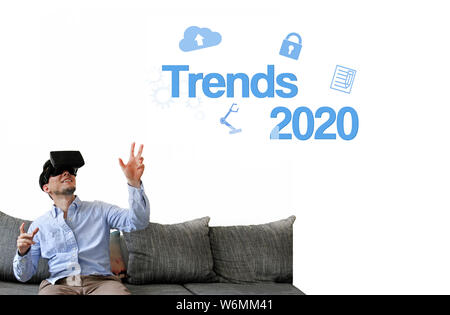 Uomo con occhiali VR sul lettino gesticolando verso di esso & tecnologia tendenze Foto Stock