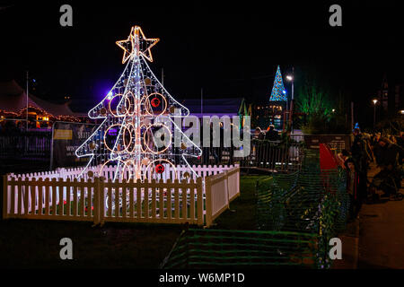 Le luci di Natale 2018 in stile vittoriano Giardini inferiori di Bournemouth Regno Unito. Albero di Natale Wonderland Festival Foto Stock