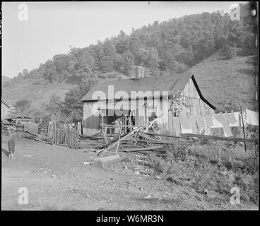 Casa tipica. Questa casa è di circa cinquant'anni. Kentucky dritto Creek Coal Company, Belva miniera abbandonata dopo esplosione [a] dic. 1945, quattro miglia, Bell County, Kentucky. Foto Stock