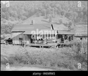 Casa tipica. Questa casa è di circa cinquant'anni. Kentucky dritto Creek Coal Company, Belva miniera abbandonata dopo esplosione [a] dic. 1945, quattro miglia, Bell County, Kentucky. Foto Stock