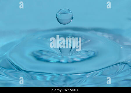 Texture di sfondo, con la caduta di gocce di acqua e onde con acqua blu Foto Stock