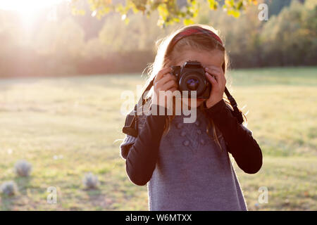 Ritratto di una giovane ragazza, tenendo una foto fotocamera Foto Stock