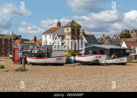 Aldeburgh barche di pescatori sulla spiaggia di ciottoli di fronte alla spiaggia di Aldeburgh Lookout Tower, Suffolk in Inghilterra Foto Stock