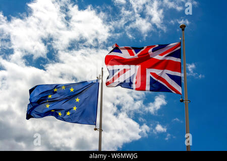 Bandiera europea e britannica Union Jack Flag, bandiera del Regno Unito, concetto Brexit Foto Stock