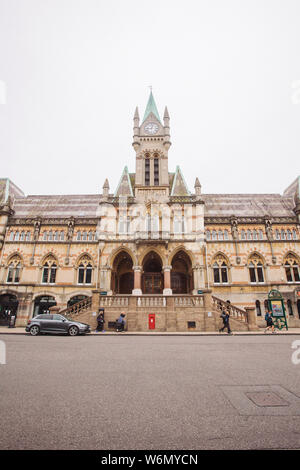 Winchester Guildhall. Il gotico vittoriano Guildhall (costruito 1871) Winchester, Hampshire, Inghilterra, Regno Unito. Foto Stock