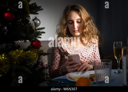 Sconvolto giovane donna in una querelle sulla notte di Natale Foto Stock