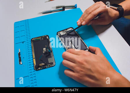 Close-up le foto che mostrano il processo di telefono cellulare riparazione. Foto Stock