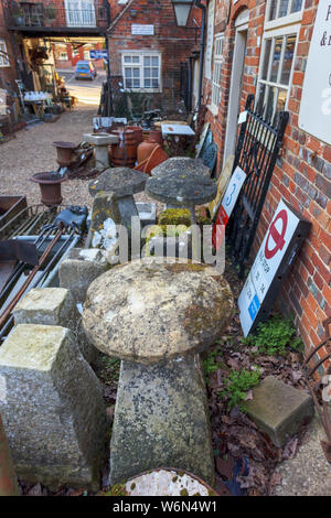 Staddle pietre e vintage giardino di pietra ornamenti sul display in cantiere di un negozio di antiquariato in Hungerford, una storica città mercato in Berkshire, Regno Unito Foto Stock