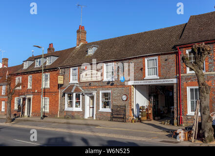 Vista stradale in High Street, Hungerford, una storica città mercato in Berkshire, Inghilterra, con sotto le scale negozio di antiquariato e classici edifici in stile georgiano Foto Stock