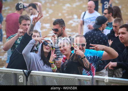 Brezje, Croazia - xx luglio, 2019 : Audience in posa con le mani fino al mattino di forestland, ultimate forest electronic music festival trova Foto Stock