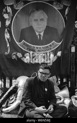 Harold Wilson un ritratto del primo ministro su uno striscione della miniera di Horden Lodge all'annuale County Durham Miners Gala. Un minatore siede sotto un'insegna Inghilterra Regno Unito anni '1970 1974 HOMER SYKES Foto Stock