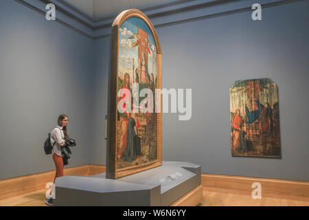 National Gallery di Londra, UK. Il 2 agosto 2019. ( A DESTRA) una fotografia della pala danneggiata prima della riparazione (sinistra) un italiano di Ancona ; la Vergine con il Bambino e i santi di Giovanni Martini da Udine va in mostra alla National Gallery di Londra National Gallery di Londra, UK. Il 2 agosto 2019. Un italiano di Ancona ; la Vergine con il Bambino e i santi di Giovanni Martini da Udine va in mostra alla Galleria Nazionale o per la prima volta in più di cento anni, a seguito di un 7 anno di trattamento di conservazione Credito: amer ghazzal/Alamy Live News Foto Stock