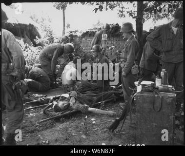 Feriti soldati americani sono fornite cure mediche in corrispondenza di una prima stazione di aiuto, da qualche parte in Corea.; Note Generali: Utilizzo di guerra e di conflitto numero 1450 quando si ordina una riproduzione o la richiesta di informazioni su questa immagine. Foto Stock