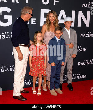 Los Angeles, CA - Agosto 01, 2019: Grazia Avery Costner, Kevin Costner, Cayden Wyatt Costner, Christine Baumgartner e Hayes Logan Costner frequentare il Foto Stock