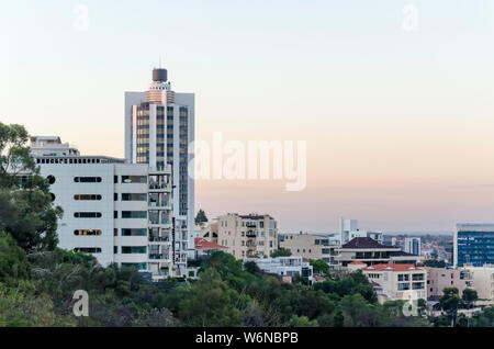 Guardando in alto appartamenti vicino a Kings Park, Perth, Western Australia in prima serata da Kings Park Foto Stock