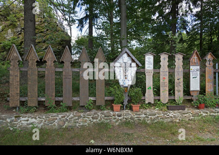 Memorial schede e crocifisso, Eck, Arrach, Foresta Bavarese, Baviera, Germania Foto Stock