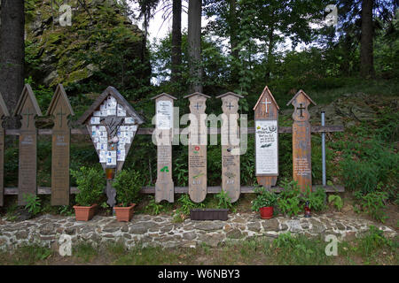 Memorial schede e crocifisso, Eck, Arrach, Foresta Bavarese, Baviera, Germania Foto Stock