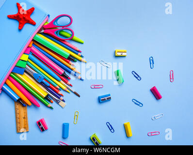 Caso a matita con luminosi penne, matite e e altre cose Foto Stock