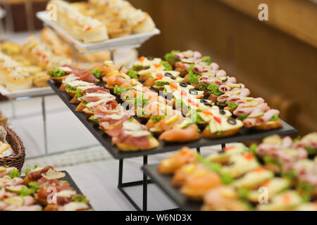 La profondità di campo di una immagine con antipasti su un tavolo a un evento, fornito da una società di ristorazione Foto Stock