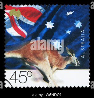 AUSTRALIA - circa 2000: un timbro stampato in Australia mostra kangaroo sullo sfondo della bandiera australiana, circa 2000 Foto Stock