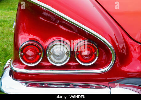 Le luci di coda e di un'ala sul vecchio rosso vettura americana Foto Stock