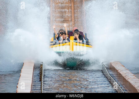 Orlando, Florida. Il 25 luglio 2019. Persone aventi una divertente viaggio di Atlantis, con spettacolari spruzzi a Seaworld Foto Stock