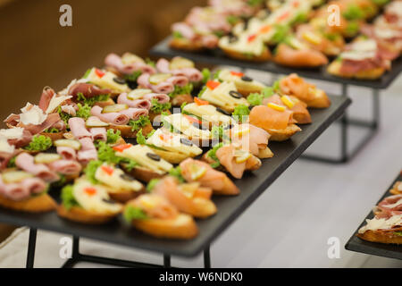 La profondità di campo di una immagine con antipasti su un tavolo a un evento, fornito da una società di ristorazione Foto Stock